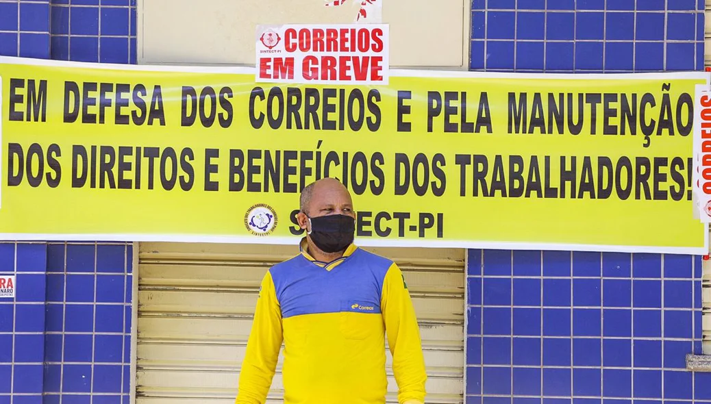 Funcionário dos correios protestando por melhorias