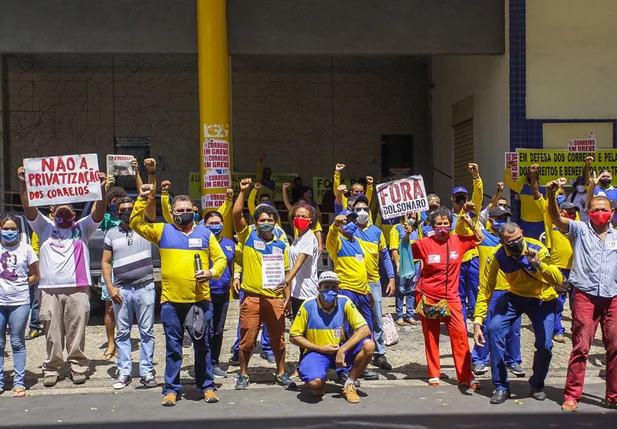 Funcionários dos Correios realizam manifestação em Teresina 