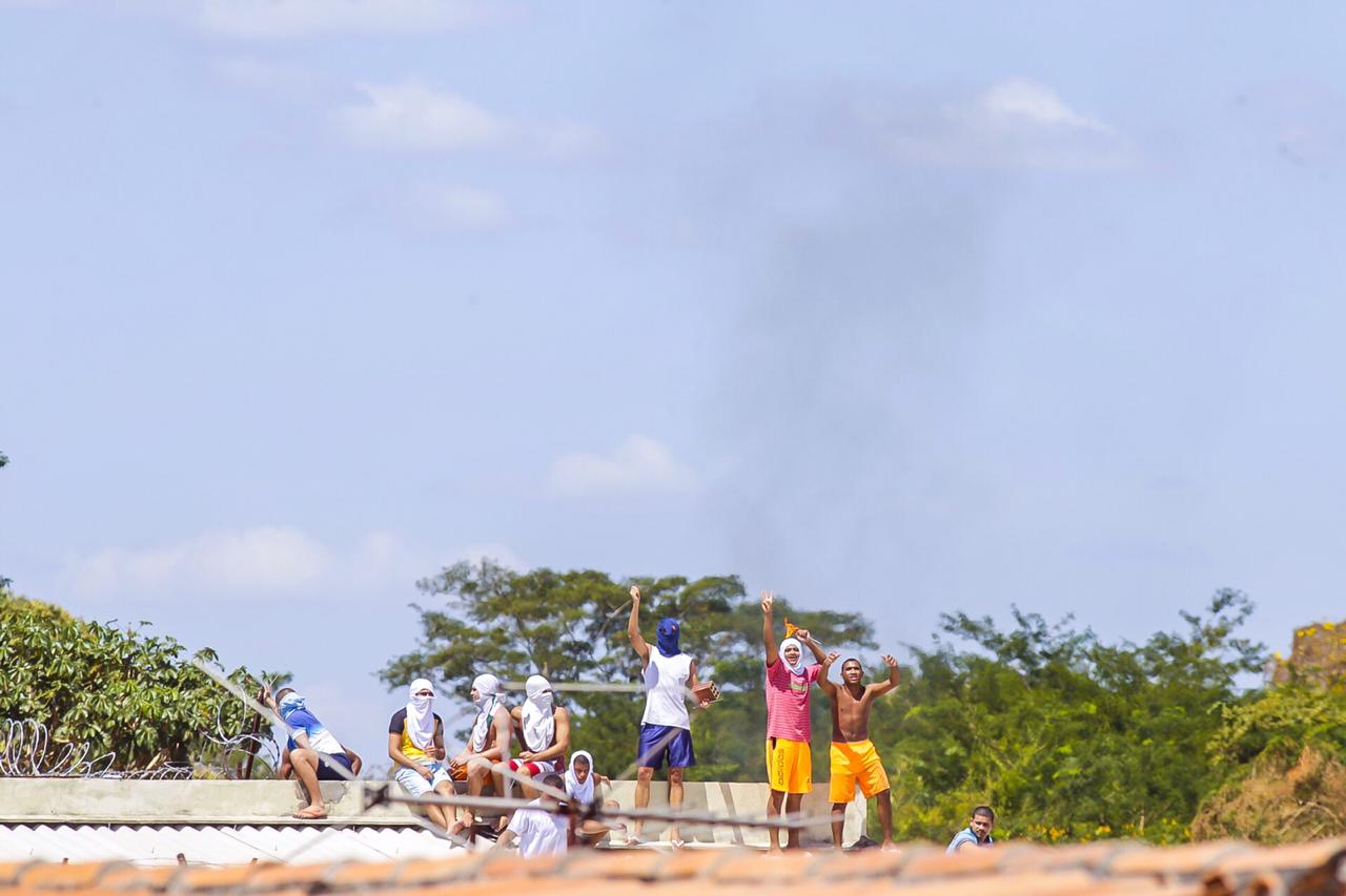 Internos destruindo o teto do CEM