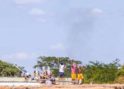 Internos destruindo o teto do CEM