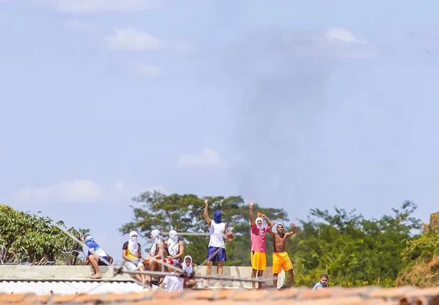 Internos destruindo o teto do CEM