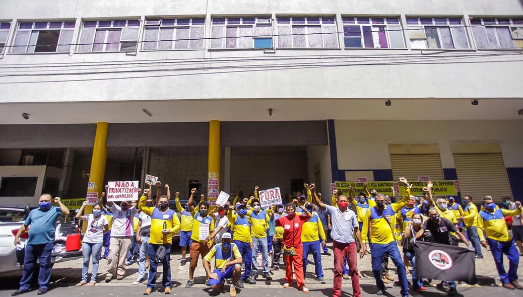 Manifestação em frente aos correios
