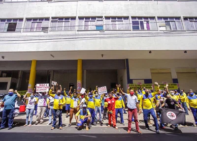 Manifestação em frente aos correios