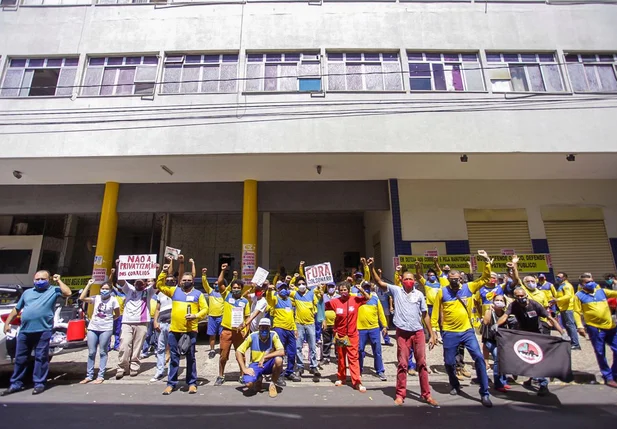 Manifestação em frente aos correios