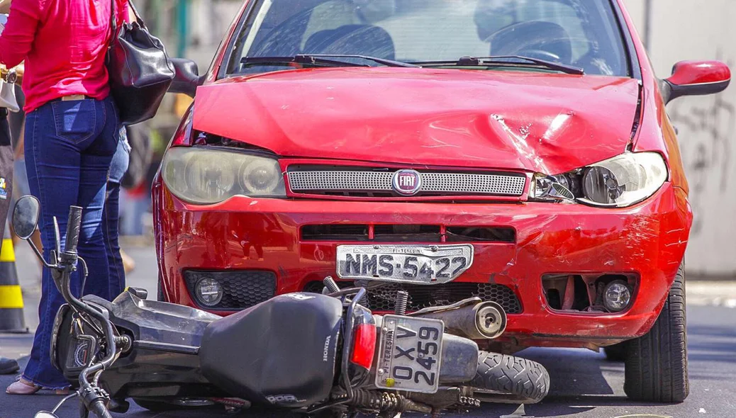 Moto ficou presa embaixo do veículo