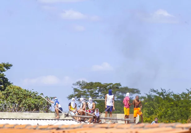 Internos iniciam rebelião e fazem educador refém no CEM