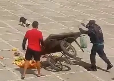 Policial virando carrinho de vendedor