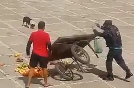 Policial virando carrinho de vendedor
