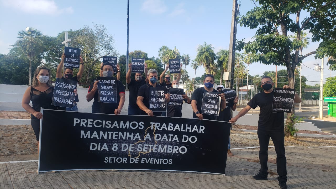 Profissionais do setor de eventos de Teresina realizaram protesto no Centro de Teresina 