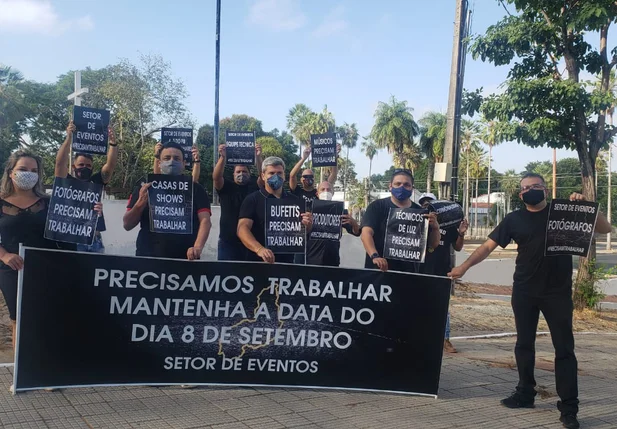 Profissionais do setor de eventos de Teresina realizaram protesto no Centro de Teresina 