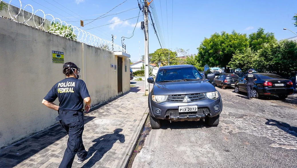 Agente da Polícia Federal no escritório de Valter Alencar