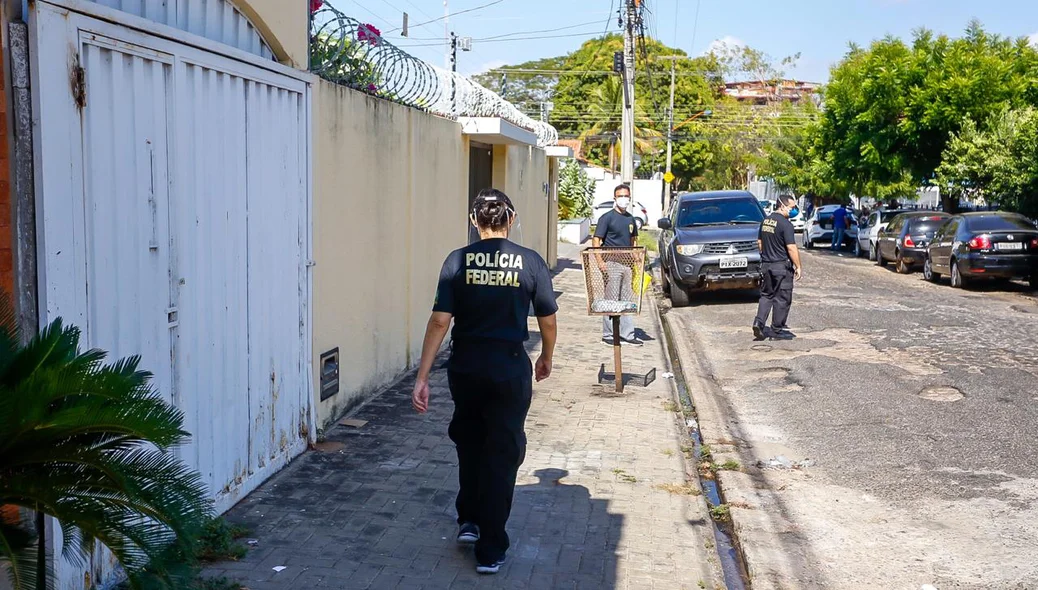 Agente da Polícia Federal saindo do escritório de Valter Alencar