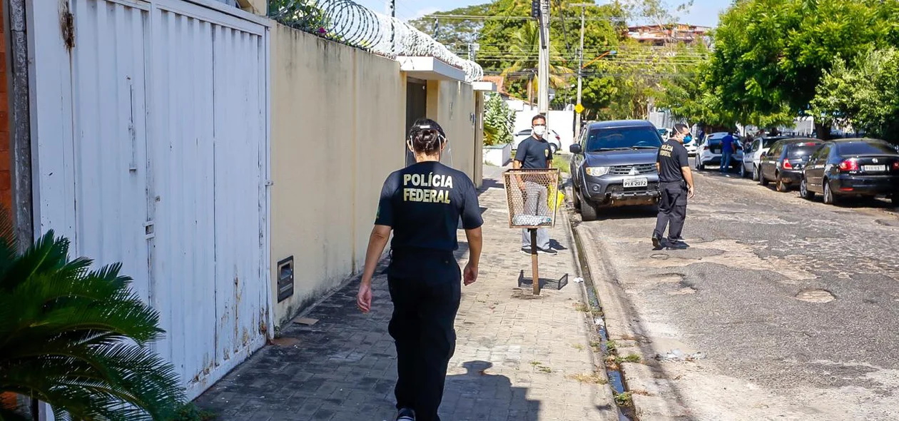 Agente da Polícia Federal saindo do escritório de Valter Alencar