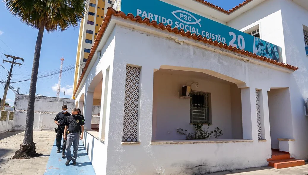 Agentes da PF na sede do PSC em Teresina