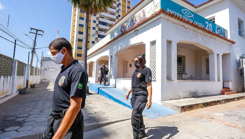 Agentes da Polícia Federal saindo da sede do PSC em Teresina