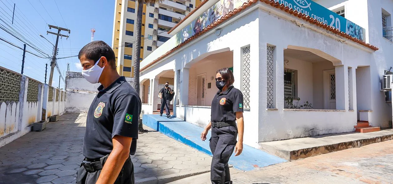 Agentes da Polícia Federal saindo da sede do PSC em Teresina