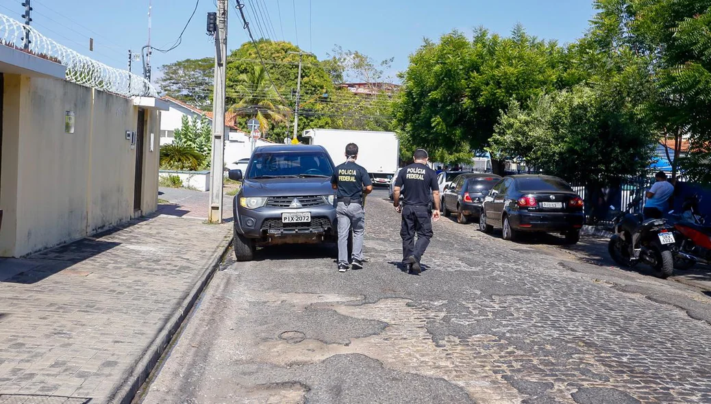 Agentes da Polícia Federal saindo do escritório de Valter Alencar