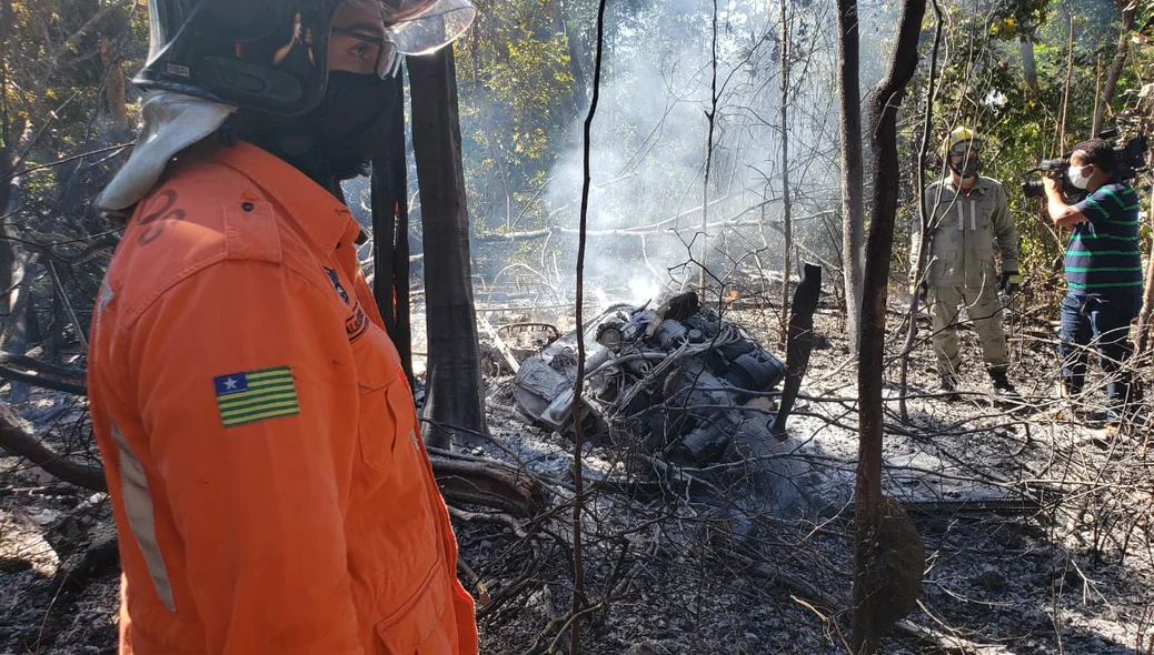 Bombeiros trabalhando no local 