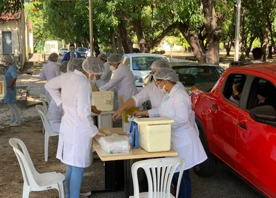 Campanha de vacinação contra a gripe no sistema de drive-thru no campus Torquato Neto