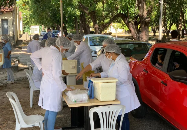 Campanha de vacinação contra a gripe no sistema de drive-thru no campus Torquato Neto