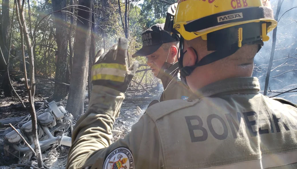 Corpo de bombeiros no local do acidente .