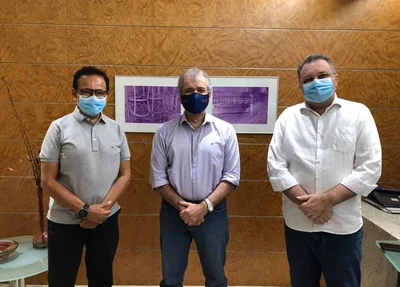 Dr. Hélio ao lado de João Vicente Claudino e Florentino Neto