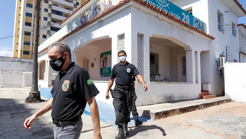 Policiais federais cumprem mandado de busca e apreensão na sede do PSC em Teresina