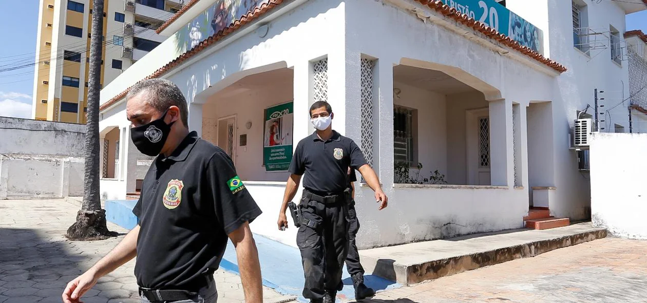 Policiais federais cumprem mandado de busca e apreensão na sede do PSC em Teresina