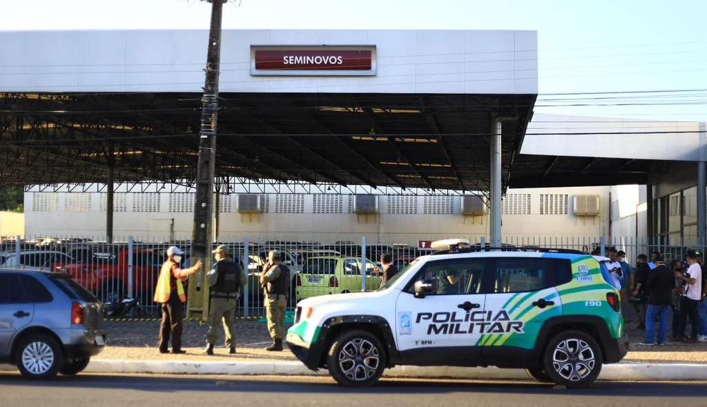 Policiais na área do crime  