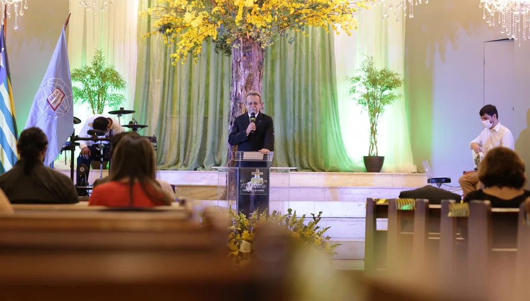 Pastor fazendo oração