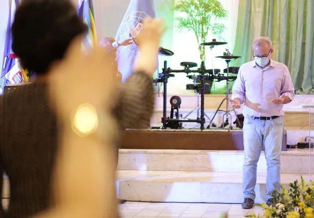 Prefeito Firmino Filho durante culto 
