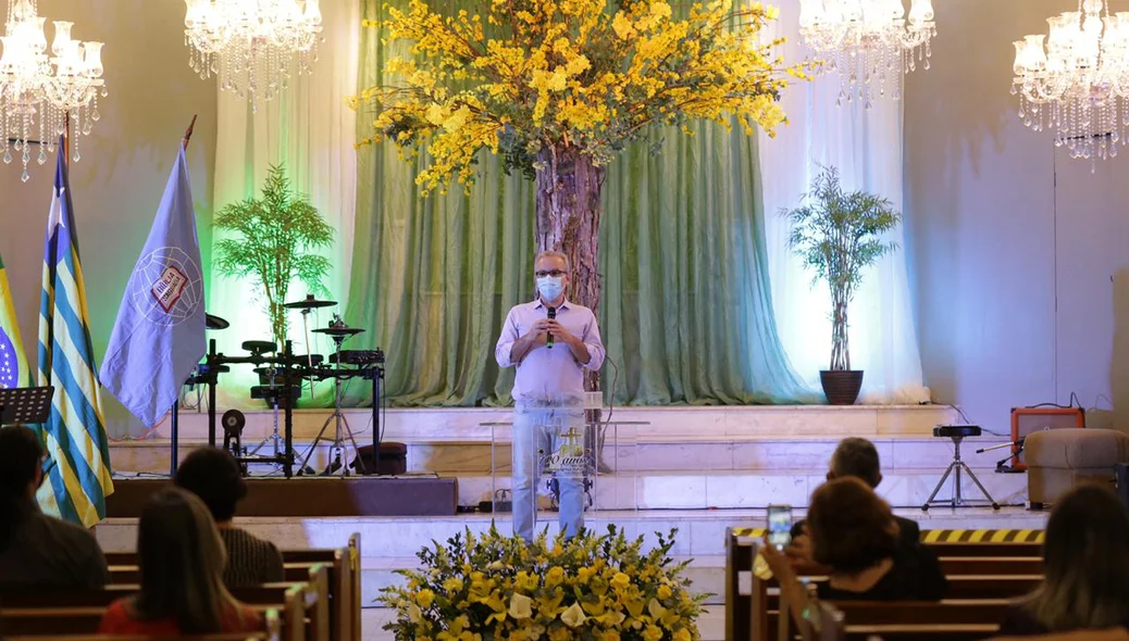 Prefeito Firmino Filho participando do culto  