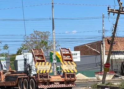 Caminhão tocou na estrutura