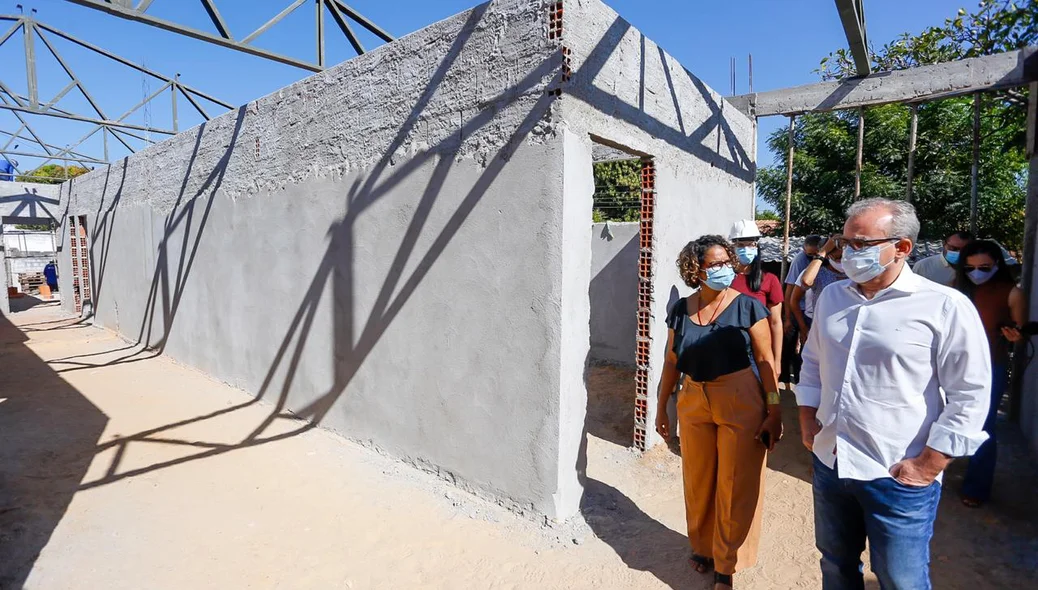 Firmino Filho visita construção de centro de assistência social