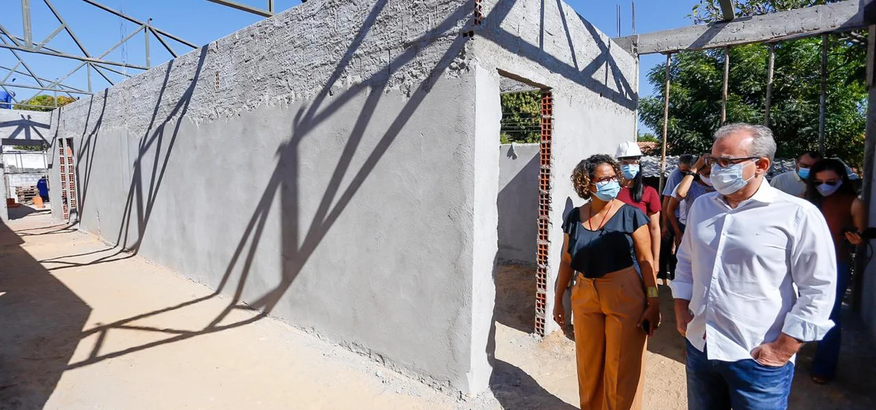 Firmino Filho visita construção de centro de assistência social
