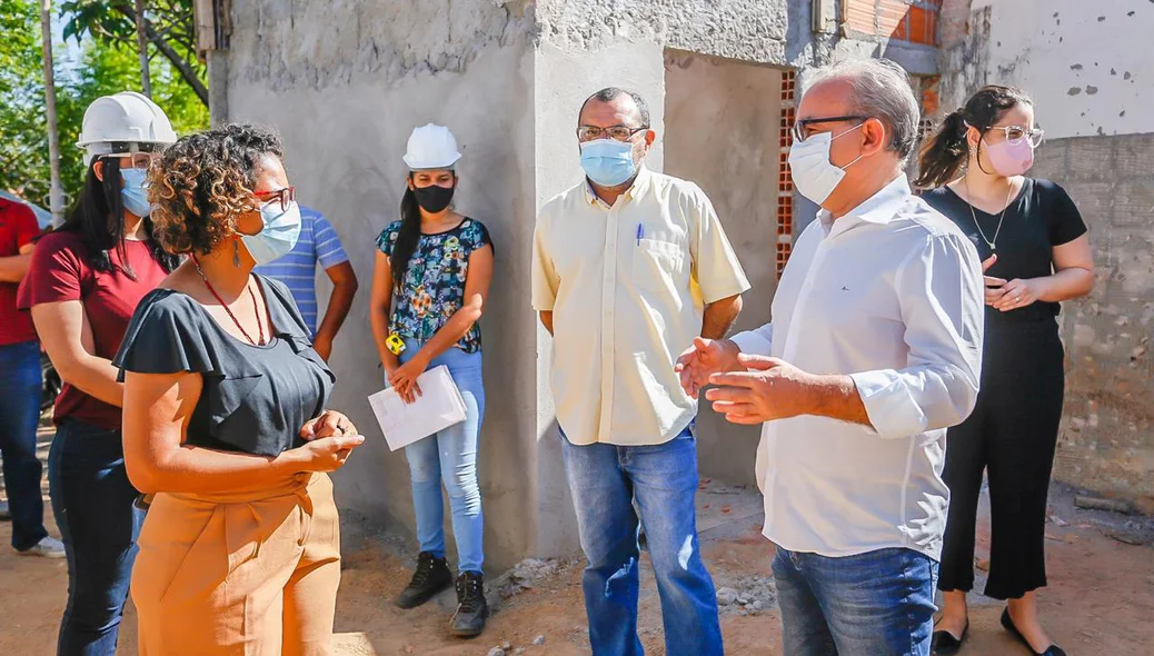 Firmino Filho visita obra de construção de centro de assistência social no bairro Angelim