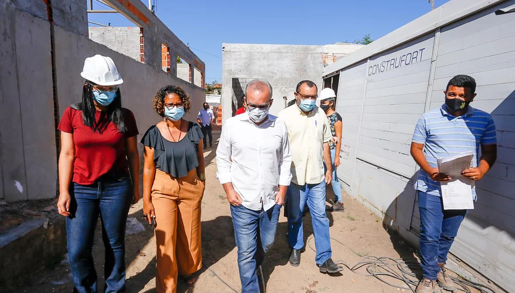 Firmino Filho visita obra no bairro Angelim, zona sul de Teresina