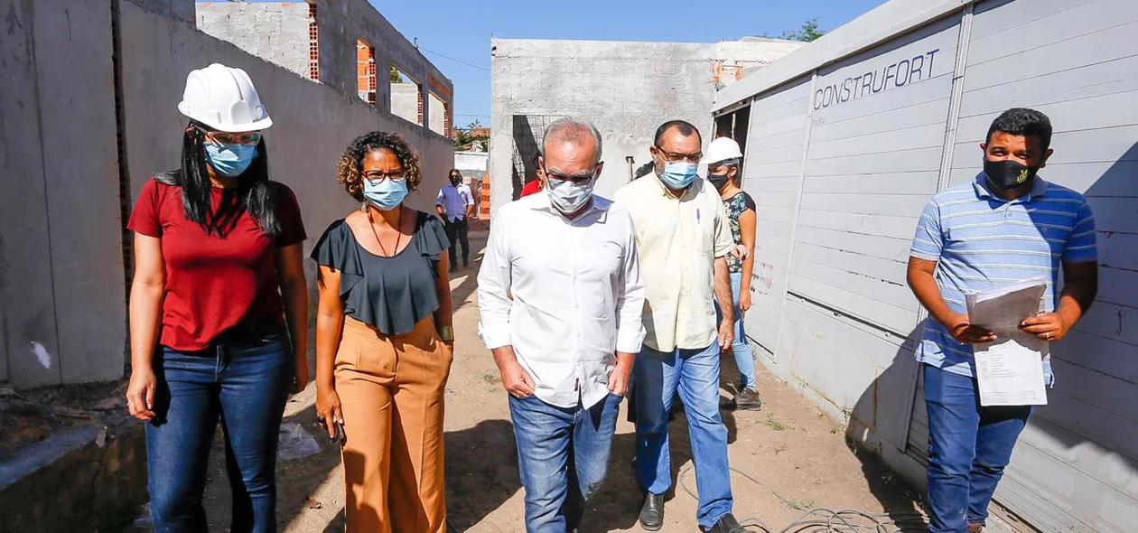Firmino Filho visita obra no bairro Angelim, zona sul de Teresina