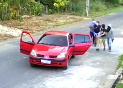 Momento em que as vítimas são abordadas pelos criminosos