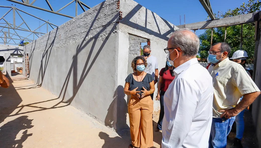 Prefeito Firmino Filho durante visita a obras