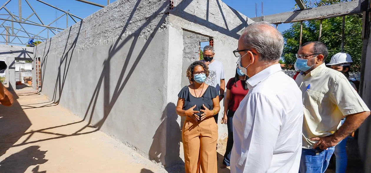 Prefeito Firmino Filho durante visita a obras