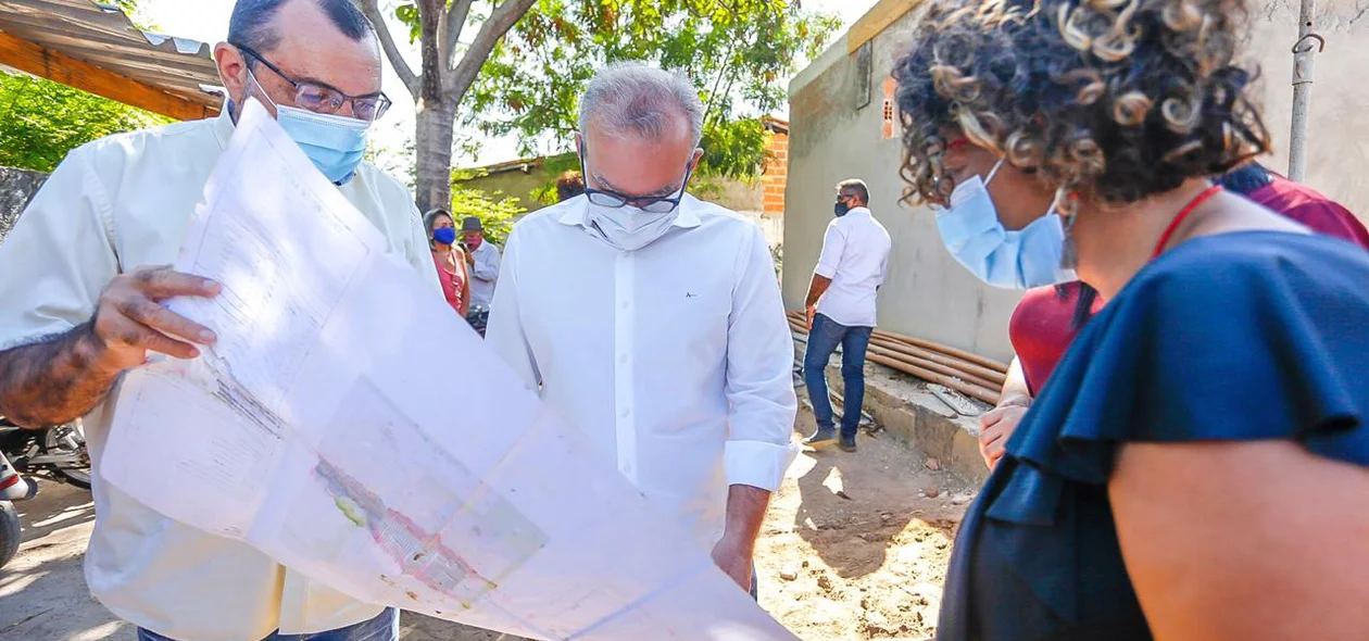 Prefeito Firmino Filho visita Unidade Amor de Tia