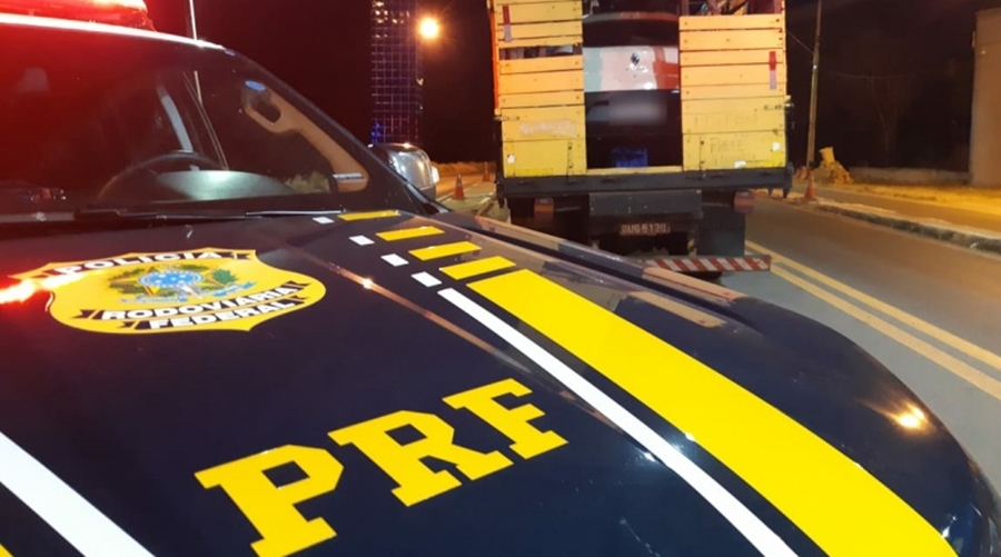 PRF apreende carro adulterado na BR 230 em Floriano