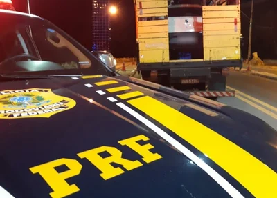 PRF apreende carro adulterado na BR 230 em Floriano