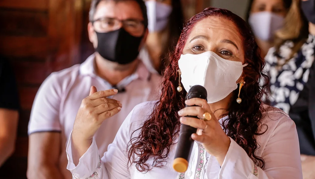 Silmara castro durante seu pronunciamento
