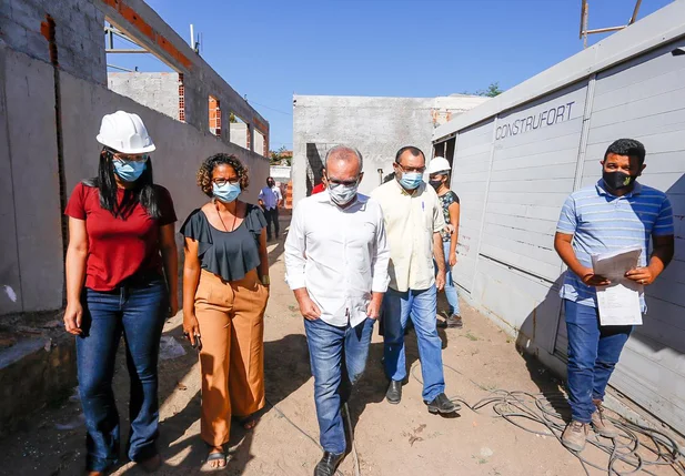 Firmino visita obra de construção de centro de assistência social