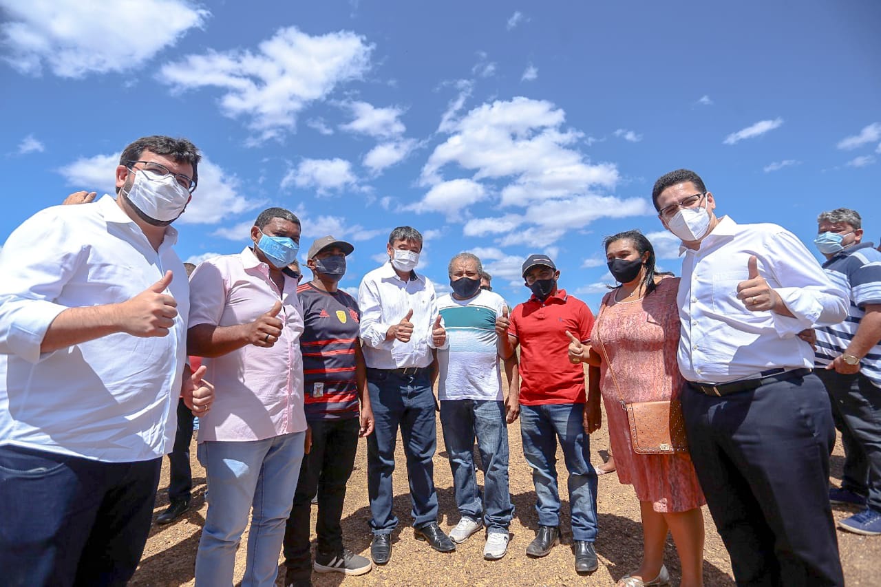 Wellington Dias entrega 574 títulos de terra em Canto do Buriti