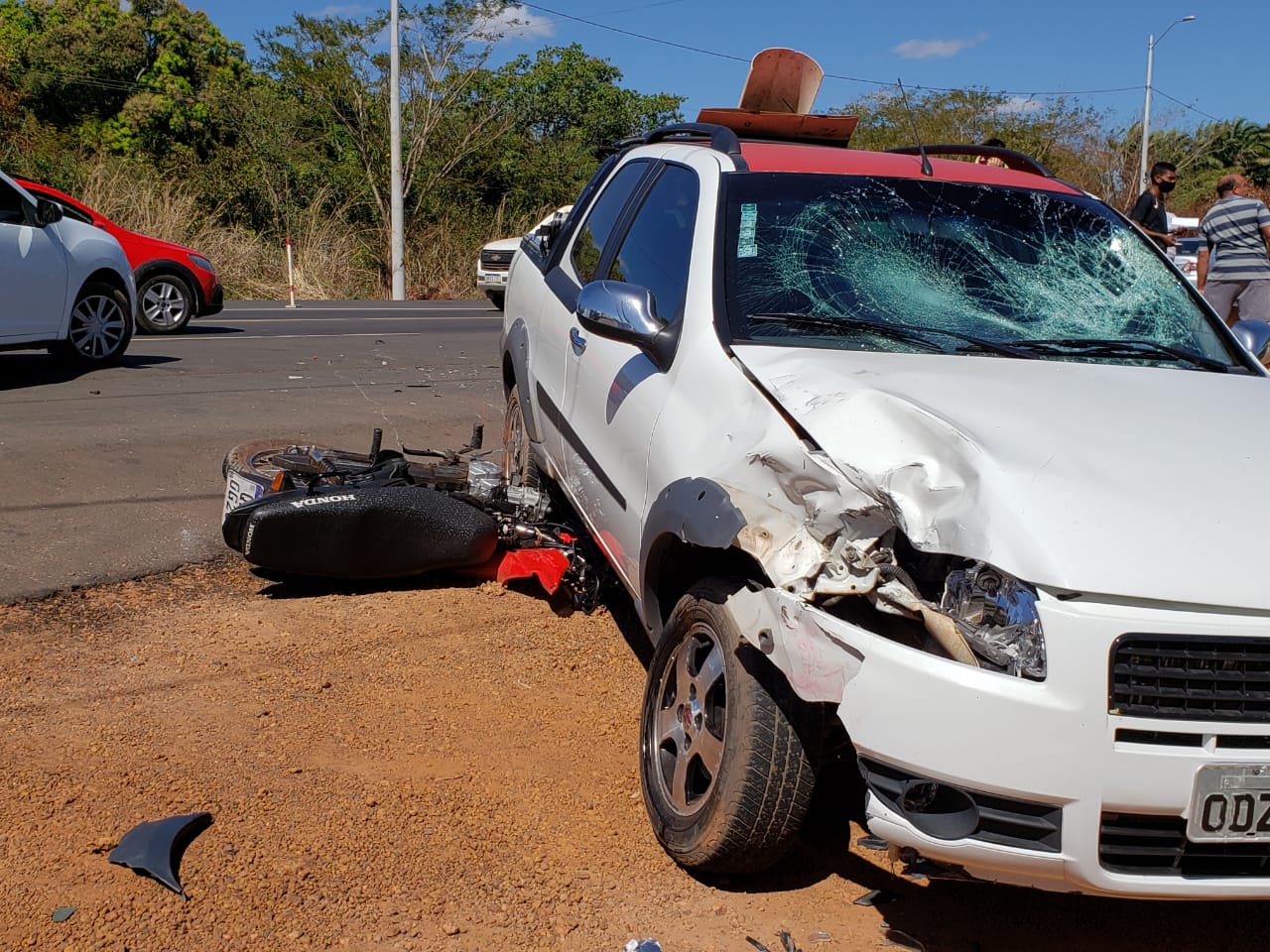 Colisão envolvendo carro e moto deixou homem gravemente ferido