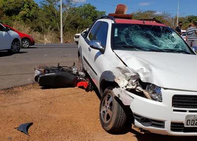 Colisão envolvendo carro e moto deixou homem gravemente ferido