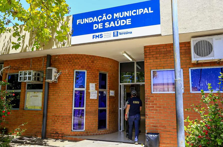 Equipe da CGU na frente da FMS em Teresina